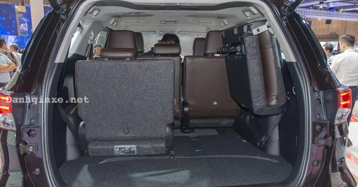 Ford Transit giá như xe Toyota Fortuner 2017 béng rầu